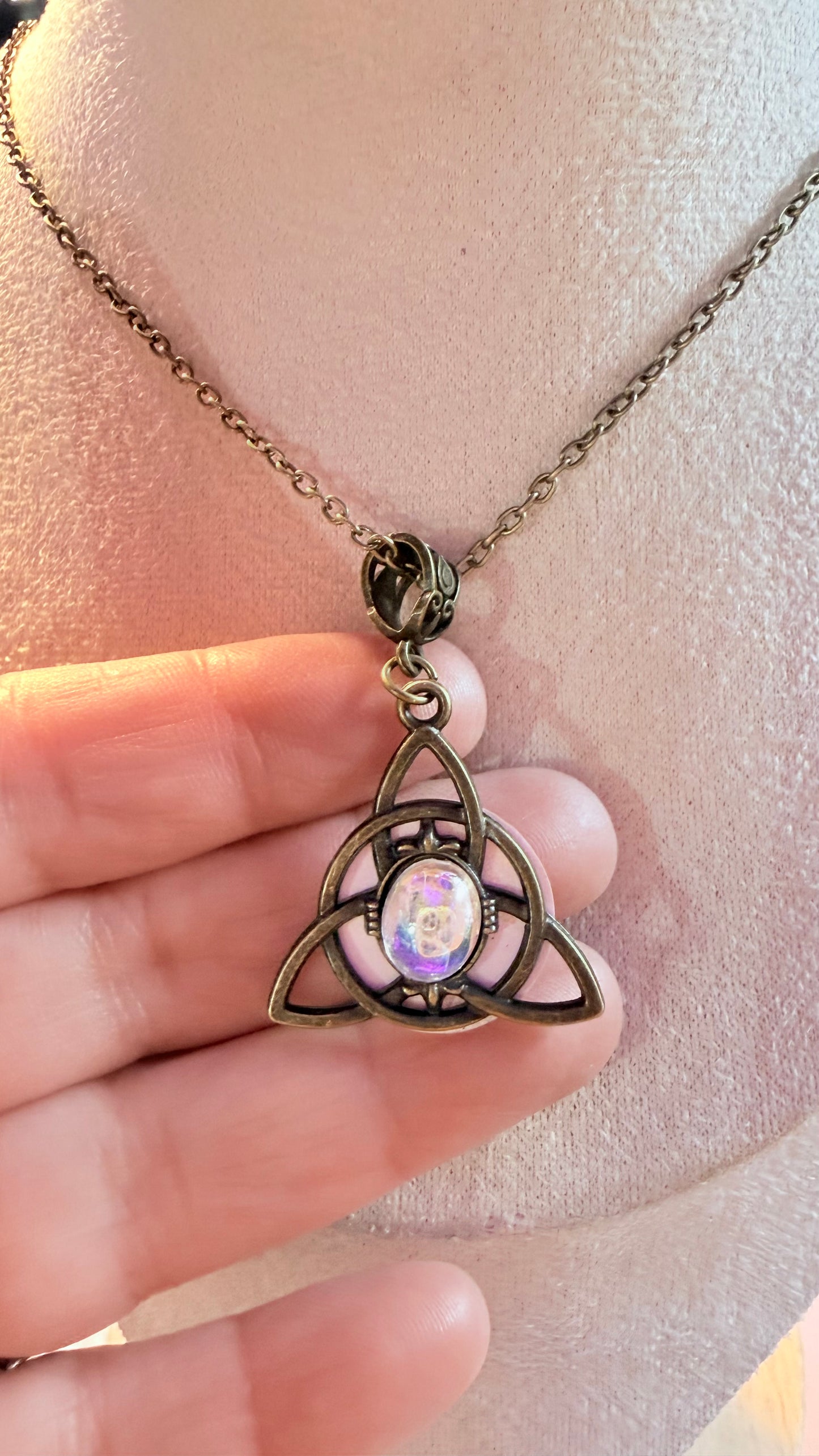 Mystic Trinity Knot Necklace with Iridescent Stone – Adjustable 60cm Chain