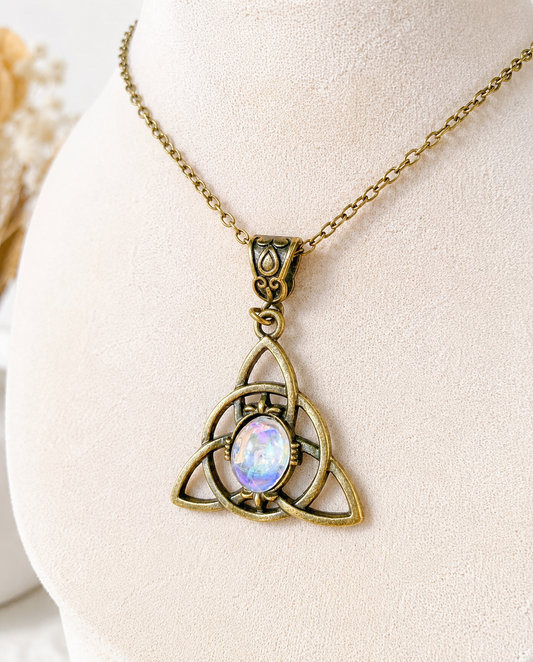 Mystic Trinity Knot Necklace with Iridescent Stone – Adjustable 60cm Chain