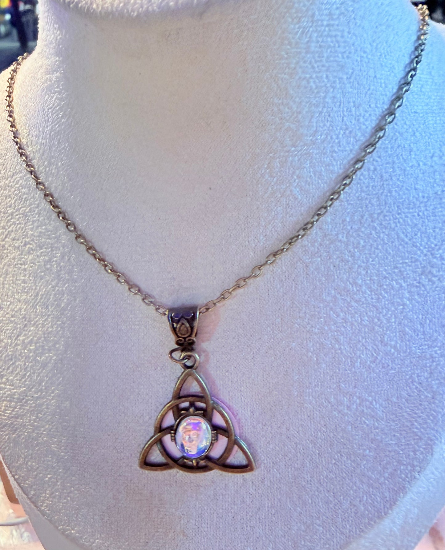 Mystic Trinity Knot Necklace with Iridescent Stone – Adjustable 60cm Chain