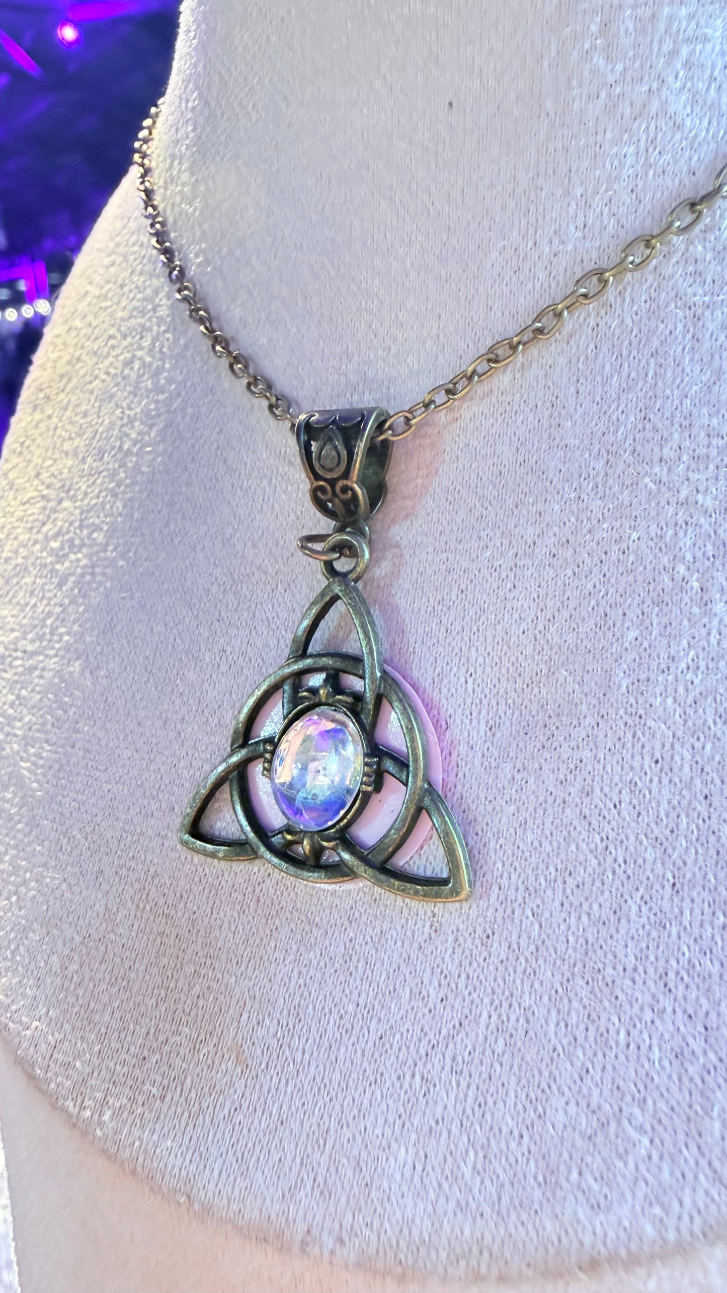Mystic Trinity Knot Necklace with Iridescent Stone – Adjustable 60cm Chain